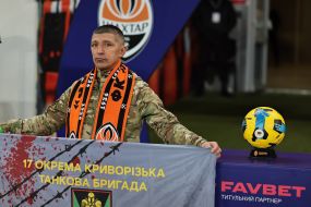 Военный сделал символический удар по мячу