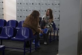 Дівчата одягають ковзани