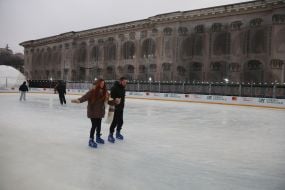 Молодь на ковзанці