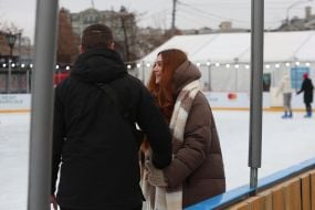 Молодь на ковзанці