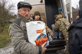 Мешканцю прифронтового села у Харківській області дають продуктовий набір