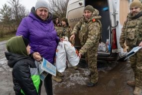 Мешканцям прифронтового села на Харківщині роздають продуктові набори