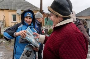 Residents of a frontline village in the Kharkiv region with newspapers
