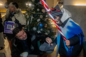 Caricature artists congratulate people on Christmas in Kharkiv