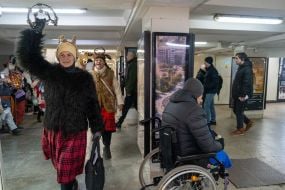 Caricature artists congratulate people on Christmas in Kharkiv