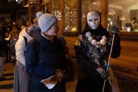 Caricature artists congratulate people on Christmas in Kharkiv