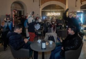 Caricature artists congratulate people on Christmas in Kharkiv