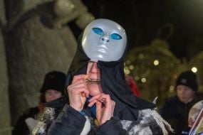 Caricature artists congratulate people on Christmas in Kharkiv