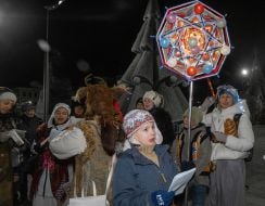 Caricature artists congratulate people on Christmas in Kharkiv