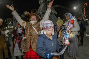 Учасники вертепа поздравляют людей с Рождеством в Харькове