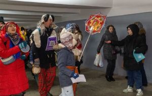 Caricature artists congratulate people on Christmas in Kharkiv