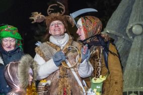 Caricature artists congratulate people on Christmas in Kharkiv