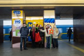 Молодежь колядует на станции метро "Дворец спорта" в Киеве