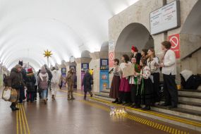 Молодежь колядует на нужды бригады "Азов" на станции метро "Майдан Незалежности" в Киеве