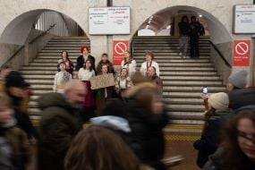 Молодежь колядует на нужды бригады "Азов" на станции метро "Майдан Незалежности" в Киеве