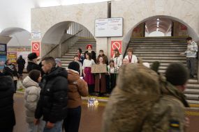 Молодежь колядует на нужды бригады "Азов" на станции метро "Майдан Незалежности" в Киеве