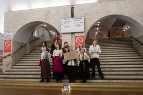 Молодежь колядует на нужды бригады "Азов" на станции метро "Майдан Незалежности" в Киеве