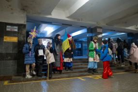 Участники Вертепа в переходе возле станции метро "Майдан Незалежности" в Киеве