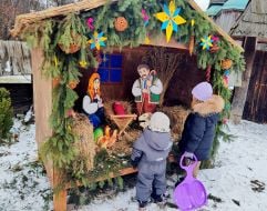 Дети возле рождественской шопки
