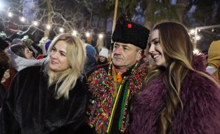 Люди фотографируются с колядниками из Криворовни