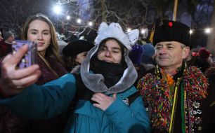 Люди фотографируются с колядниками из Криворовни