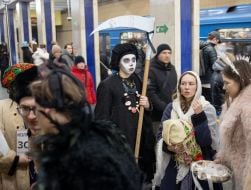 Christmas caroling in the Kyiv metro