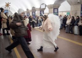 Колядниця у костюмі янгола