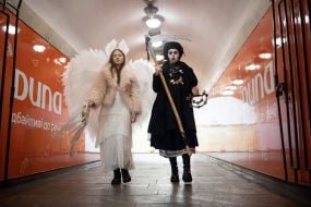 Колядниці в костюмах смерті та янгола