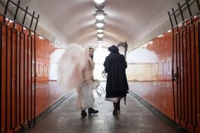 Колядниці в костюмах смерті та янгола