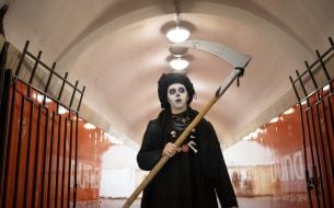 Колядниця в костюмі смерті