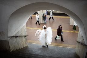 Колядниця у костюмі янгола