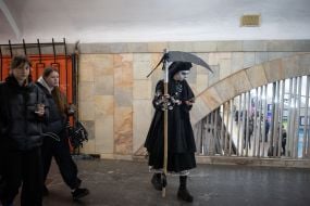 Колядниця в костюмі смерті