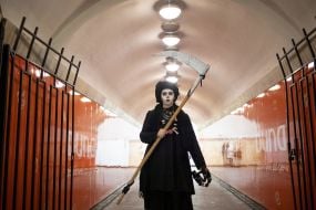 Колядниця в костюмі смерті