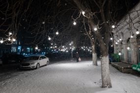 Новогодние гирляды на неосвещенной улице