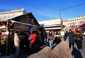 Фудкорнеры с горячими напитками и праздничными вкусностями на Контрактовой площади в Киеве