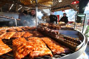 Праздничные уличные вкусности продают на Контрактовой площади в Киеве