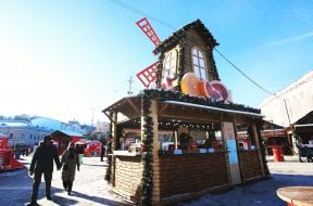 Фудкорнеры с горячими напитками и праздничными вкусностями на Контрактовой площади в Киеве