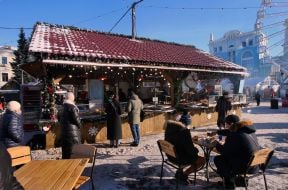 Фудкорнеры с горячими напитками и праздничными вкусностями на Контрактовой площади в Киеве