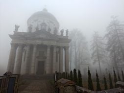 Костел Св. Йосифа та Воздвиження у густому тумані