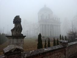 Костел Св. Йосифа та Воздвиження у густому тумані