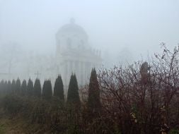 Костел Св. Йосифа та Воздвиження у густому тумані