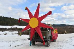 Большая рождественская звезда на транспортной платформе