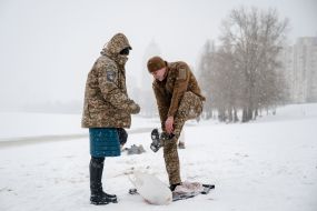 Военнослужащий готовится к крещенскому купанию