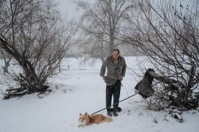 Мужчина одевается после крещенского купания
