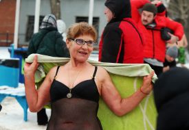 Женщина вытирается полотенцем после купания