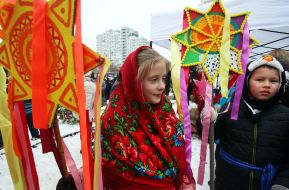 Дети с Рождественскими звездами