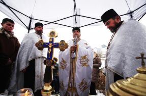 Священники совершают чин освящения воды