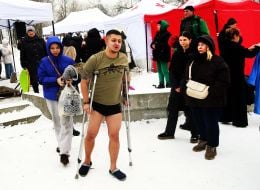 Мужчина на костылях идет к проруби