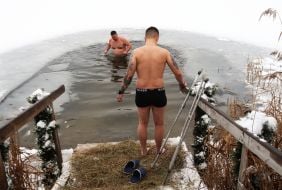 Костыли на деревянном мостике для спуска в прорубь