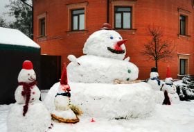 Snowmen on the territory of the monastery